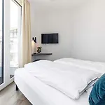아파트 6 Person In