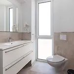 아파트 6 Person In *